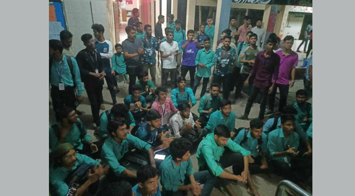 নির্দিষ্ট সময়ে ছাত্রাবাস না খোলায় পলিটেকনিক শিক্ষার্থীদের বিক্ষোভ